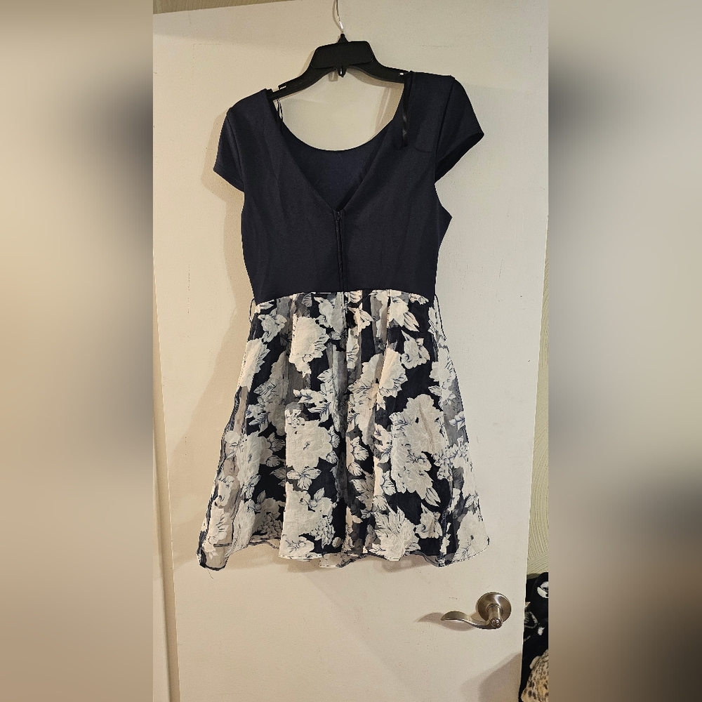Dress - Picture 2 of 4